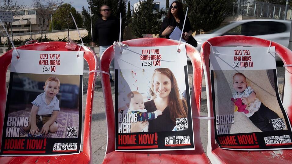 Plakat von Familie Bibas.