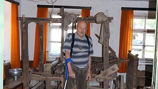 Max Lex steht in seinem alten Haus, wo der Webstuhl auf bessere Zeiten wartet. Max Lex steht in seinem alten Haus, wo der Webstuhl auf bessere Zeiten wartet.