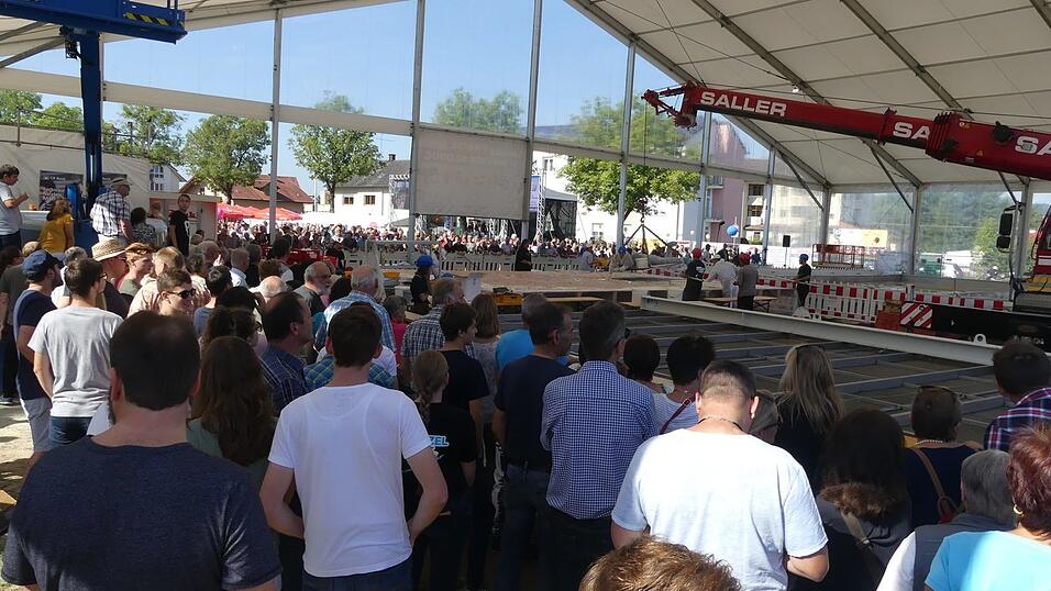 Hunderte freiwillige Helfer haben angepackt und zusammen mit den beiden Initiatoren Werner Biersack und Rudi Dietl das XXL-Schnitzel vorbereitet und gebraten. Das Spektakel vor einem Jahr lockte Tausende Besucher nach Mengkofen.