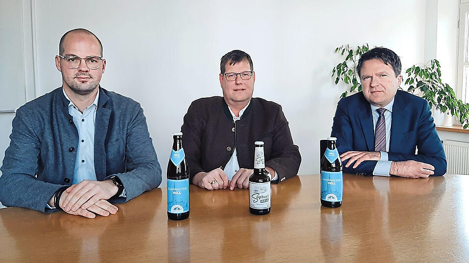 Die Brauhaus-Vorstände Alexander Saponjic (rechts) und Christoph Zellner (links) mit Markus Kellerer (Mitte) von Bruckberger Bier. Die Brauhaus-Vorstände Alexander Saponjic (rechts) und Christoph Zellner (links) mit Markus Kellerer (Mitte) von Bruckberger Bier.