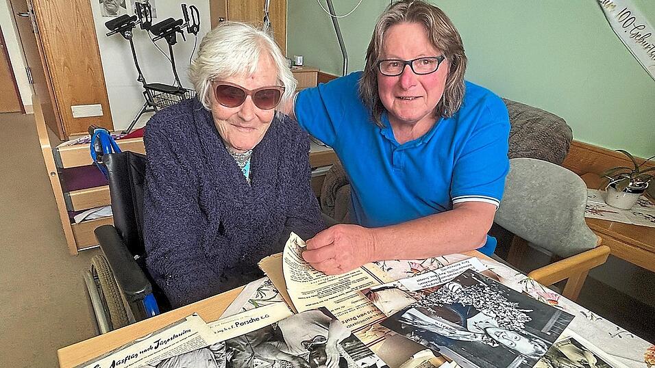 Margaretha Bless ist 100 Jahre alt und lebt auf der BRK-Pflegestation am Krankenhaus in Roding. Zusammen mit Sohn Matthias Bless schwelgt sie gerne in Erinnerungen an ihre Rennfahrer-Zeit bei Porsche.