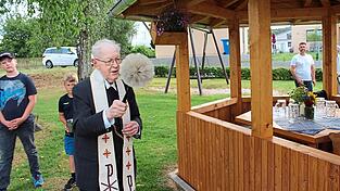 Gottes Segen rief Pfarrer Michael Reitinger auf den Pavillon und alle Anwesenden herab und lobte den gelungenen Holzbau.