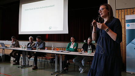 Dr. Katrin Prechtl und die weiteren Referenten des Abends: (v. l.) Lukas Reil, Dr. Alfred Fuchs, S&ouml;ren Krekeler, B&uuml;rgermeisterin Andrea Wei&szlig;, Sebastian Zirngibl.