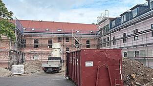 Auf der linken Seite des ehemaligen Elisabethenheims entsteht im Erdgeschoss der neue Kindergarten, daneben und dahinter der Anbau. Auf der linken Seite des ehemaligen Elisabethenheims entsteht im Erdgeschoss der neue Kindergarten, daneben und dahinter der Anbau.