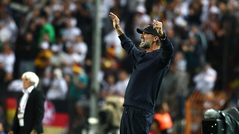 J&uuml;rgen Klopp in Aktion am Spielfeldrand.