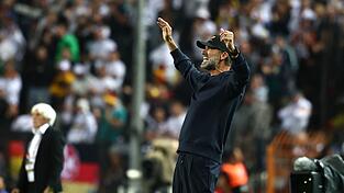Jürgen Klopp in Aktion am Spielfeldrand. Jürgen Klopp in Aktion am Spielfeldrand.