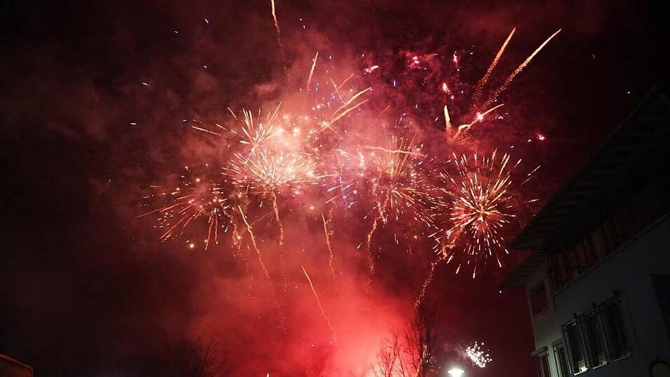Zum Jahreswechsel 2023/2024 fand zuletzt eine Silvesterparty in und vor der Stadthalle statt. Auch heuer wird es sie wieder geben. (Archiv) Zum Jahreswechsel 2023/2024 fand zuletzt eine Silvesterparty in und vor der Stadthalle statt. Auch heuer wird es sie wieder geben. (Archiv)