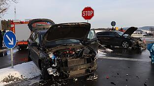 Drei Verletzte und hoher Sachschaden sind die Bilanz eines Unfalls am Neujahrstag in Wolfersdorf.