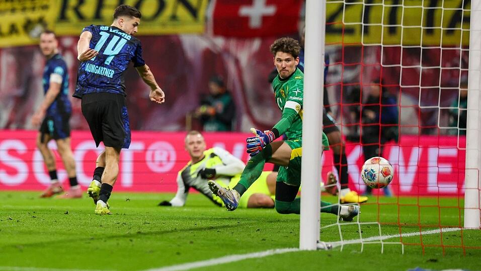 Christoph Baumgartner schiebt unbedrängt zum 1:0 ein. Christoph Baumgartner schiebt unbedrängt zum 1:0 ein.