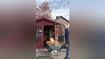 Heiner Schreyer in Atting bringt Kartoffelnachschub aus dem Keller in den Selbstbedienungsladen. K&uuml;rbisse gibt es auch noch - allerdings nur in verarbeiteter Form, etwa als Chutney oder in Nudeln.