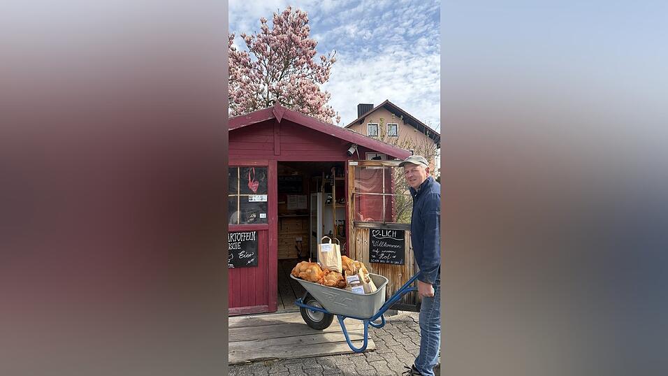 Heiner Schreyer in Atting bringt Kartoffelnachschub aus dem Keller in den Selbstbedienungsladen. K&uuml;rbisse gibt es auch noch - allerdings nur in verarbeiteter Form, etwa als Chutney oder in Nudeln.