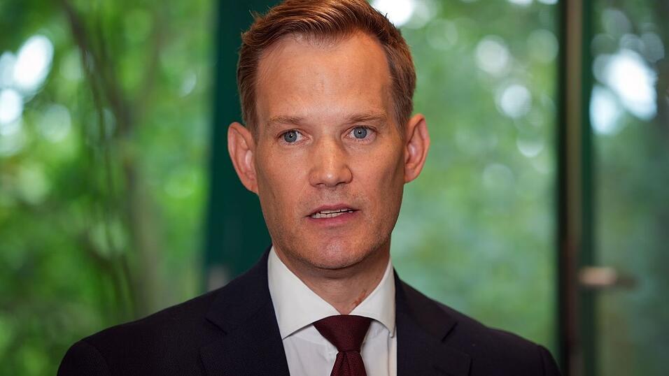 Rauf mit der Tabaksteuer, damit weniger Menschen rauchen, findet der CDU-Politiker Hendrik Streeck. (Archivbild) Rauf mit der Tabaksteuer, damit weniger Menschen rauchen, findet der CDU-Politiker Hendrik Streeck. (Archivbild)