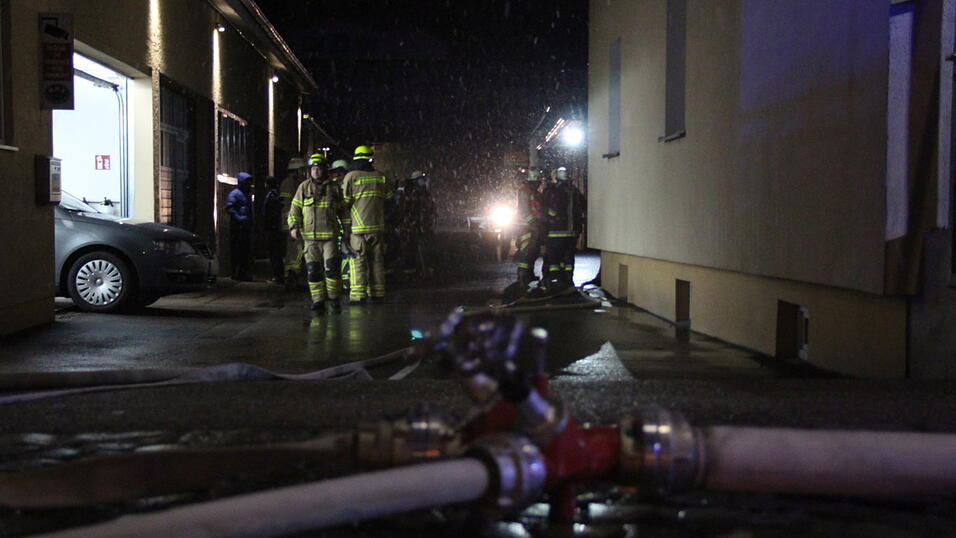 Feuerwehreinsatz kurz vor Mitternacht am Montag im Auweg in Regensburg.
