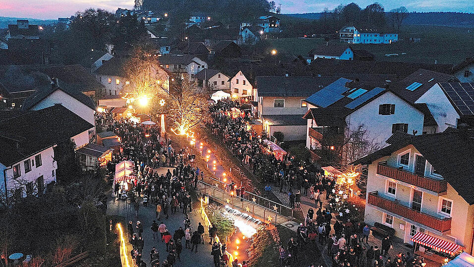 Eingebettet in den Pösinger Dorfkern ist der stimmungsvolle Lichterglanz im Dorfbach. Eingebettet in den Pösinger Dorfkern ist der stimmungsvolle Lichterglanz im Dorfbach.