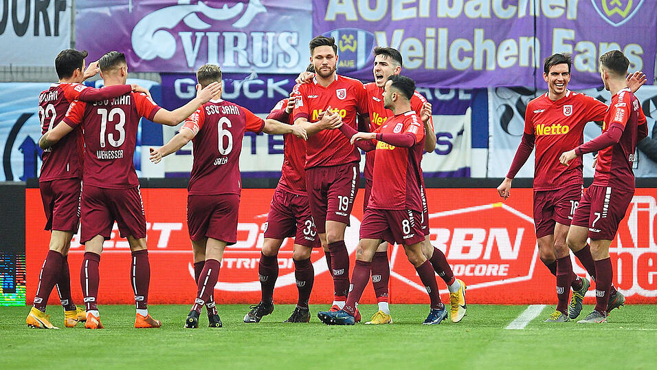 Endlich k&ouml;nnen sie jubeln! Nach sechs sieglosen Spielen in Serie gegen Erzgebirge Aue feiert der SSV Jahn Regensburg das 2:0 bei den Veilchen ausgiebig.