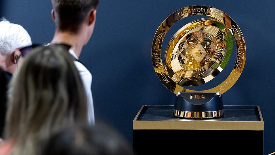 Im Trump Tower können sich Fans die WM-Trophäe ansehen.