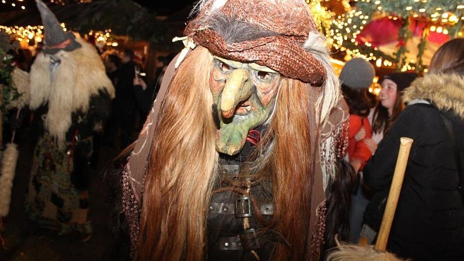 Die Perchtengruppe 'Frisinger Fratz'n' trat am Mittwochabend auf dem Landshuter Christkindlmarkt auf. Die Perchtengruppe 'Frisinger Fratz'n' trat am Mittwochabend auf dem Landshuter Christkindlmarkt auf.
