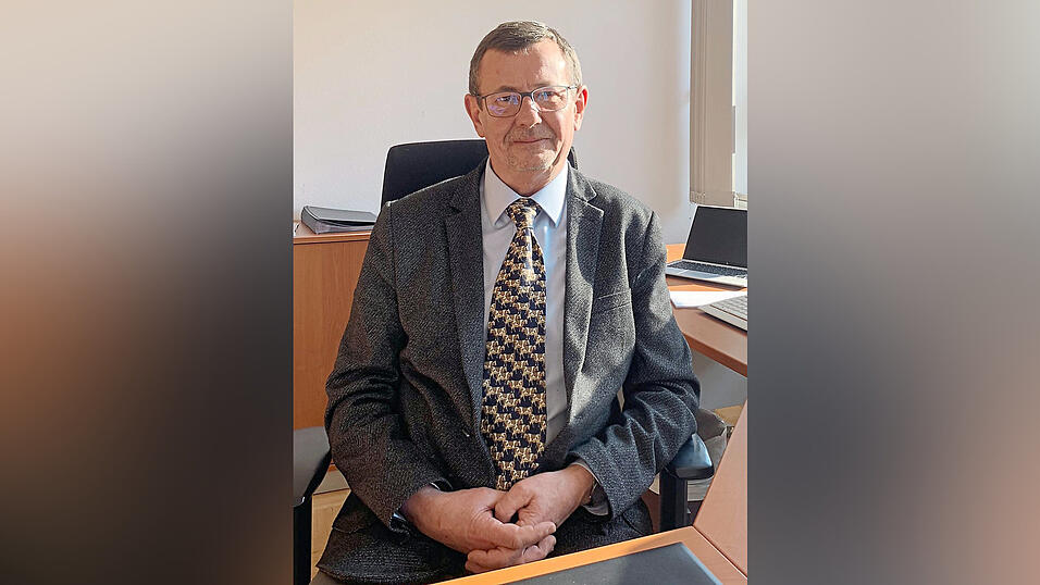 Jens Nebe begann seine akademisch-landwirtschaftliche Ausbildung in der DDR. Seit über 30 Jahren lebt und arbeitet er in Bayern. Jens Nebe begann seine akademisch-landwirtschaftliche Ausbildung in der DDR. Seit über 30 Jahren lebt und arbeitet er in Bayern.