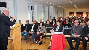 Landrat Franz L&ouml;ffler zeigte sich besorgt angesichts der geopolitischen Entwicklung.