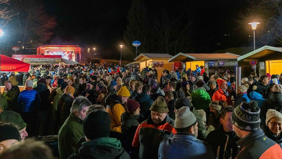 Zur Apr&egrave;s-Ski-Party 2025 kommen die Kasplattnrocker nach Bodenmais und heizen bei kalten Temperaturen kr&auml;ftig ein.