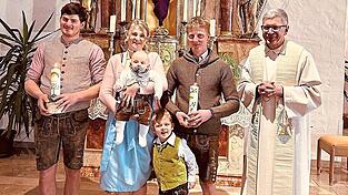 T&auml;ufling Florian Kuchler mit seinen Eltern, seinem Paten Josef Brandl (l.), seinem gro&szlig;en Bruder Markus und Pfarrer Johann Wutz.