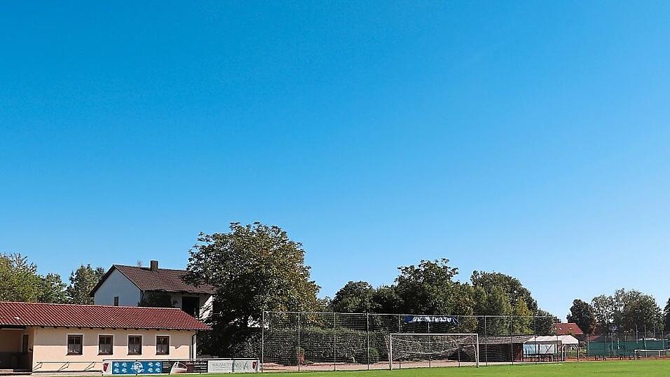 Auf dem Gelände der ehemaligen Tankstelle an der Hauptstraße ist das neue Sportheim angedacht. Zusätzlich wäre genügend Grund für einen kommunalen Mehrzweckbau vorhanden. Auf dem Gelände der ehemaligen Tankstelle an der Hauptstraße ist das neue Sportheim angedacht. Zusätzlich wäre genügend Grund für einen kommunalen Mehrzweckbau vorhanden.