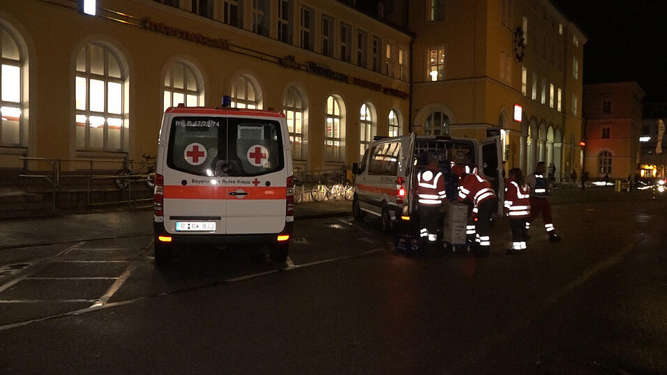 So wütete Sturmtief 'Fabienne' am Sonntag in der Oberpfalz. Zugausfälle, umgestürzte Bäume und sogar eine meterlange Kirchweihbaumspitze, die auf das Dach eines Festzeltes krachte. So wütete Sturmtief 'Fabienne' am Sonntag in der Oberpfalz. Zugausfälle, umgestürzte Bäume und sogar eine meterlange Kirchweihbaumspitze, die auf das Dach eines Festzeltes krachte.