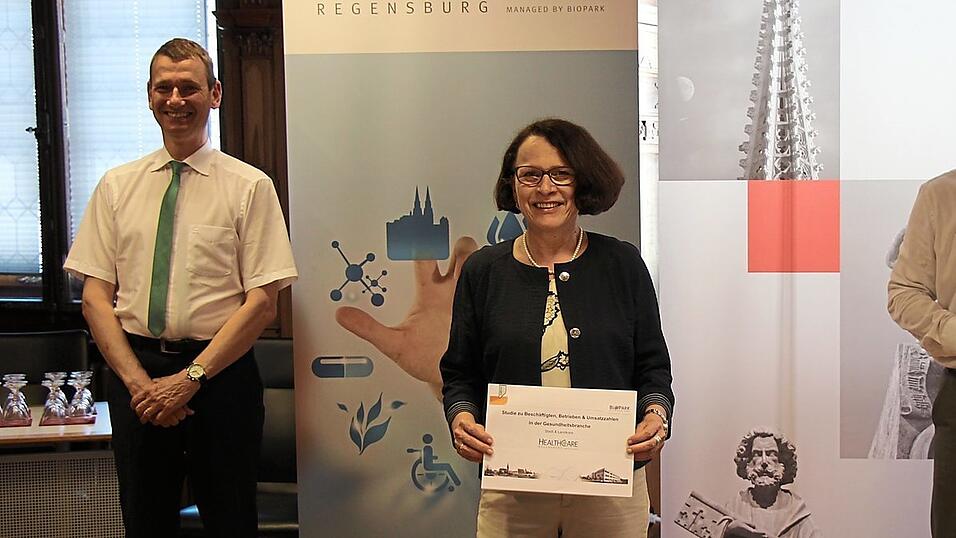 Thomas Diefenthal (v. l. ), Gertrud Maltz-Schwarzfischer und Georg S. Barfu&szlig; stellen die aktuelle Standortanalyse des Regensburger BioParks vor.