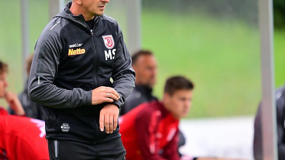 Mersad Selimbegovic, Trainer des SSV Jahn Regensburg, sprach auf der Pressekonferenz am Donnerstag nicht nur &uuml;ber Fu&szlig;ball.