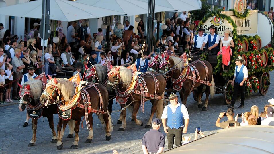 Gäubodenvolksfest-Auszug 2025 Gäubodenvolksfest-Auszug 2025