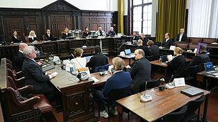 Die Hauptermittlungsf&uuml;hrerin der Polizei beantwortete im Gericht Fragen.