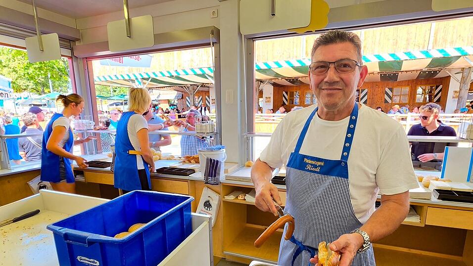 Josef Riedl feut sich über das Jubiläum seiner Familie am Gäubodenvolksfest und über viele Stammkunden und seine XXL-Chili-Wurst. Josef Riedl feut sich über das Jubiläum seiner Familie am Gäubodenvolksfest und über viele Stammkunden und seine XXL-Chili-Wurst.