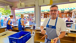 Josef Riedl feut sich über das Jubiläum seiner Familie am Gäubodenvolksfest und über viele Stammkunden und seine XXL-Chili-Wurst. Josef Riedl feut sich über das Jubiläum seiner Familie am Gäubodenvolksfest und über viele Stammkunden und seine XXL-Chili-Wurst.