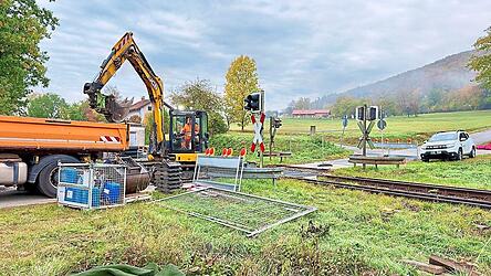 Gestern haben die Bauarbeiten am Bahn&uuml;bergang Dieberg begonnen. Dieser wird voraussichtlich bis zum 13. November gesperrt bleiben.