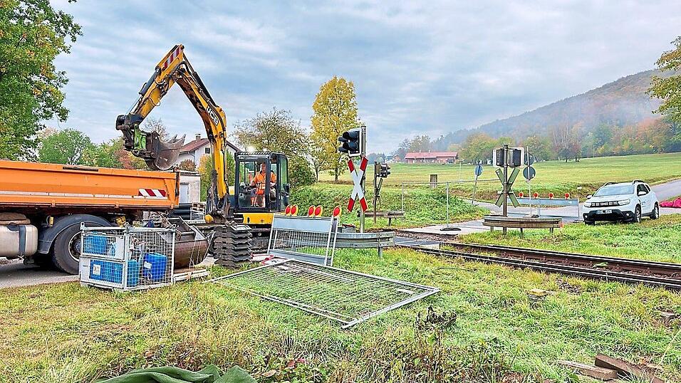 Gestern haben die Bauarbeiten am Bahn&uuml;bergang Dieberg begonnen. Dieser wird voraussichtlich bis zum 13. November gesperrt bleiben.