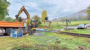 Gestern haben die Bauarbeiten am Bahn&uuml;bergang Dieberg begonnen. Dieser wird voraussichtlich bis zum 13. November gesperrt bleiben.