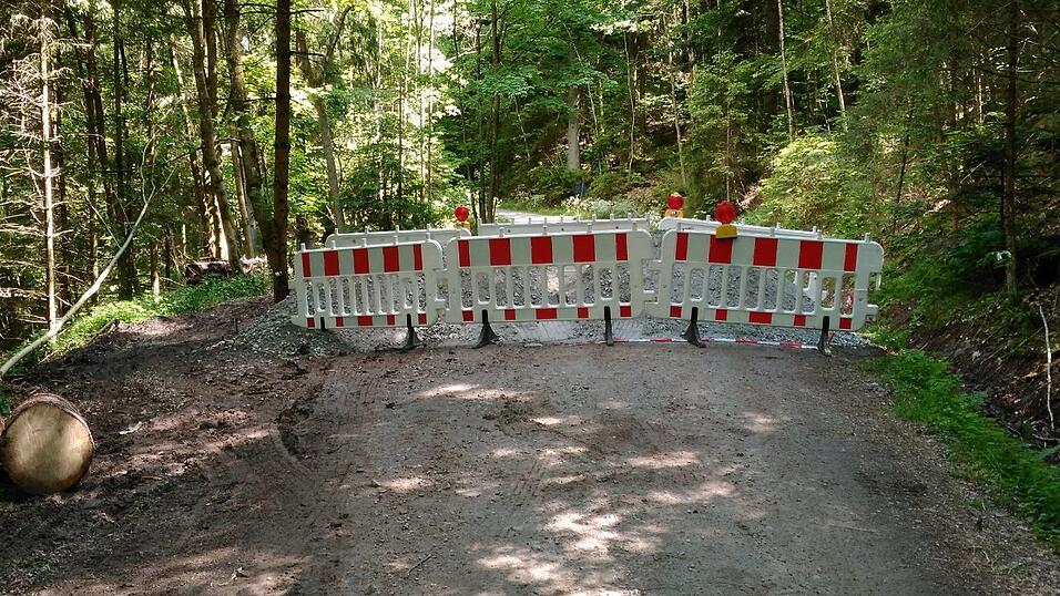 Den Waldbahnradweg bei Grafling haben Autofahrer immer wieder als Abkürzung genutzt. Nun versperrt ihnen eine Schranke die Durchfahrt. Radfahrer dürfen den Weg jedoch weiter befahren. Den Waldbahnradweg bei Grafling haben Autofahrer immer wieder als Abkürzung genutzt. Nun versperrt ihnen eine Schranke die Durchfahrt. Radfahrer dürfen den Weg jedoch weiter befahren.
