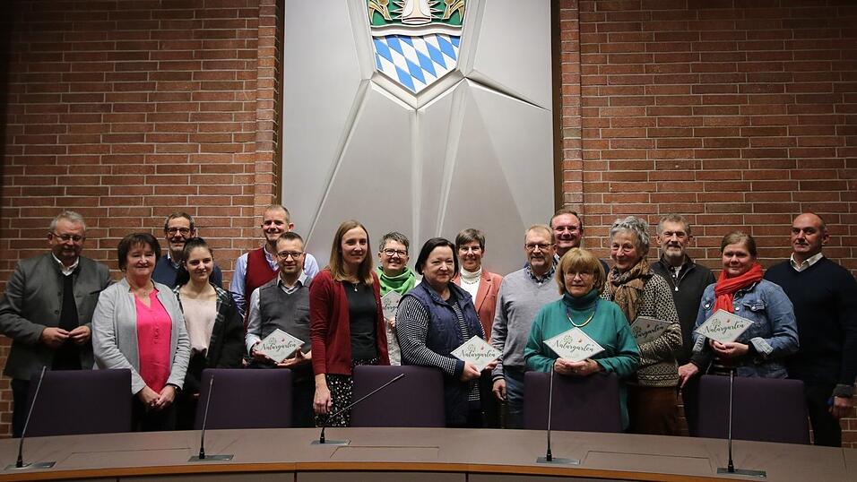 Die ausgezeichneten Naturgartenbesitzer: Annette Baumann, Birgit und Thomas Bauer, Bernadette und Manfred Fries, Eva und Erich Hager, Martin Hahn, Ursula und Stefan Heller, Dominik Hofegger und Sebastian Ehrl, Elisabeth Pongratz, Manfred Schreiner und Sven Stoltenberg mit landrat Josef Laumer (l.) und Kreisfachberaterin für Gartenkultur und Landespflege, Simone Schmitt (7. v. l.) Die ausgezeichneten Naturgartenbesitzer: Annette Baumann, Birgit und Thomas Bauer, Bernadette und Manfred Fries, Eva und Erich Hager, Martin Hahn, Ursula und Stefan Heller, Dominik Hofegger und Sebastian Ehrl, Elisabeth Pongratz, Manfred Schreiner und Sven Stoltenberg mit landrat Josef Laumer (l.) und Kreisfachberaterin für Gartenkultur und Landespflege, Simone Schmitt (7. v. l.)