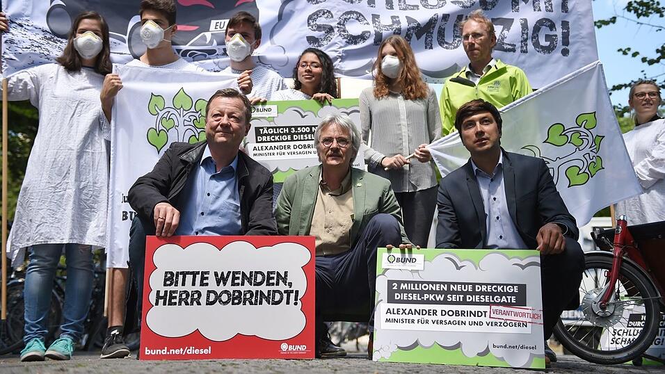 Martin Geilhufe (rechts) ist seit vielen Jahren f&uuml;r den Bund Naturschutz in Bayern aktiv. Nun &uuml;bernimmt er den Landesvorsitz von Richard Mergner (Mitte), da dieser sich aus gesundheitlichen Gr&uuml;nden zur&uuml;ckziehen muss. (Archivbild)