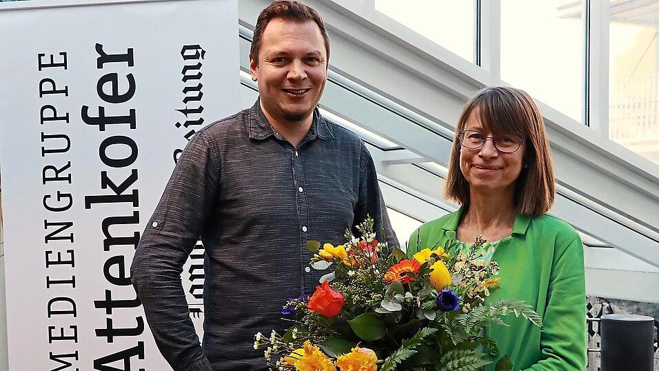 Redaktionsleiter Johannes B&auml;umel dankte Monika Bergbauer herzlich f&uuml;r die jahrzehntelange Treue als freie Mitarbeiterin der Landauer Zeitung. Zum Abschied &uuml;berreichte er ihr einen Blumenstrau&szlig;.