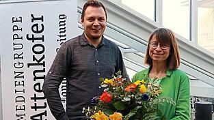 Redaktionsleiter Johannes Bäumel dankte Monika Bergbauer herzlich für die jahrzehntelange Treue als freie Mitarbeiterin der Landauer Zeitung. Zum Abschied überreichte er ihr einen Blumenstrauß. Redaktionsleiter Johannes Bäumel dankte Monika Bergbauer herzlich für die jahrzehntelange Treue als freie Mitarbeiterin der Landauer Zeitung. Zum Abschied überreichte er ihr einen Blumenstrauß.