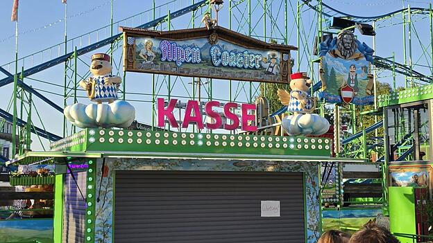 Das geschlossene Kassenhäuschen des 'Alpen Coaster' mit dem Zettel: „Wartung.“ Das geschlossene Kassenhäuschen des 'Alpen Coaster' mit dem Zettel: „Wartung.“