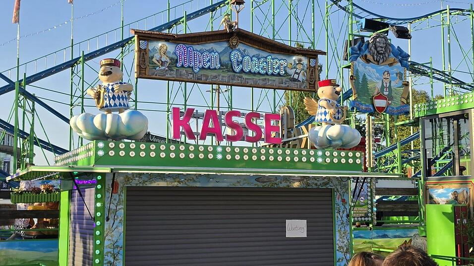 Das geschlossene Kassenh&auml;uschen des 'Alpen Coaster' mit dem Zettel: &bdquo;Wartung.&ldquo;