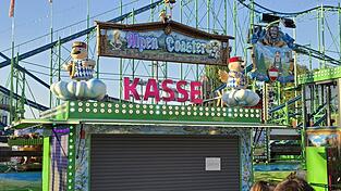 Das geschlossene Kassenh&auml;uschen des 'Alpen Coaster' mit dem Zettel: &bdquo;Wartung.&ldquo;
