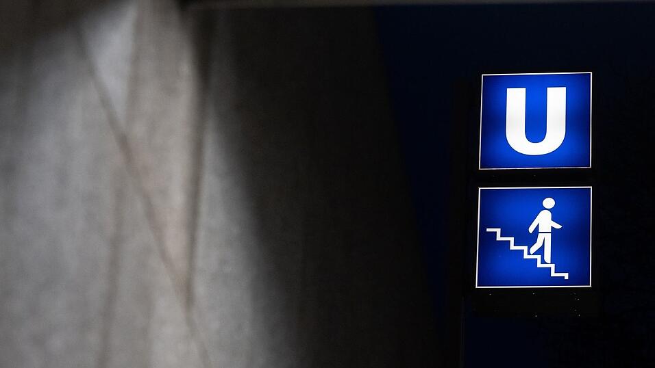 Der Mann st&uuml;rzte laut Polizei alkoholbedingt ins Gleis und wurde von der U-Bahn erfasst. (Symbolbild)