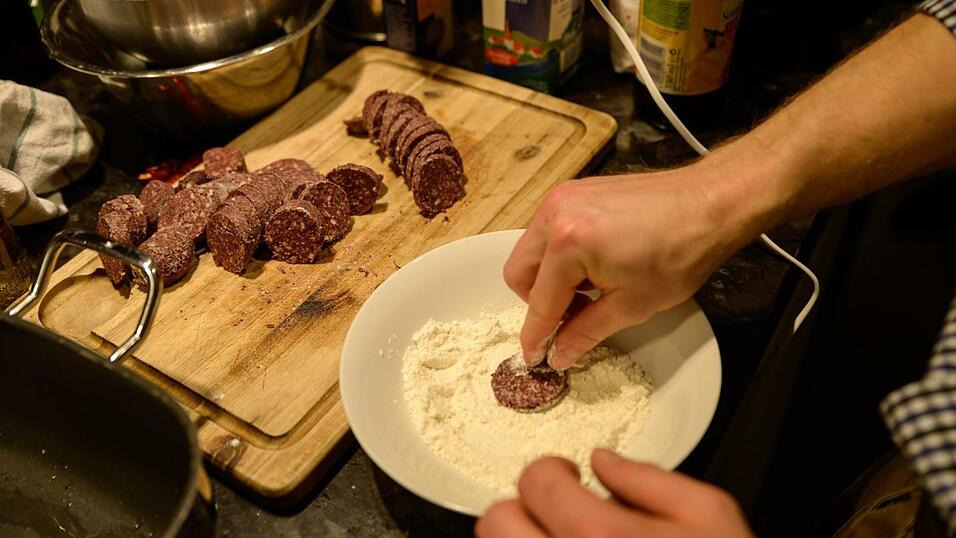 Sebastian Völkl aus dem Jedermann empfiehlt eine Selleriesuppe mit Banane und gebratener Blutwurst.