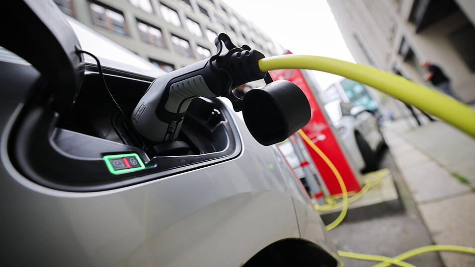 Die Parteien vertreten im bayerischen Landtagswahlkampf unterschiedliche Ideen für die Verkehrswende. Oft im Gespräch aber: E-Autos. (Symbolbild) Die Parteien vertreten im bayerischen Landtagswahlkampf unterschiedliche Ideen für die Verkehrswende. Oft im Gespräch aber: E-Autos. (Symbolbild)