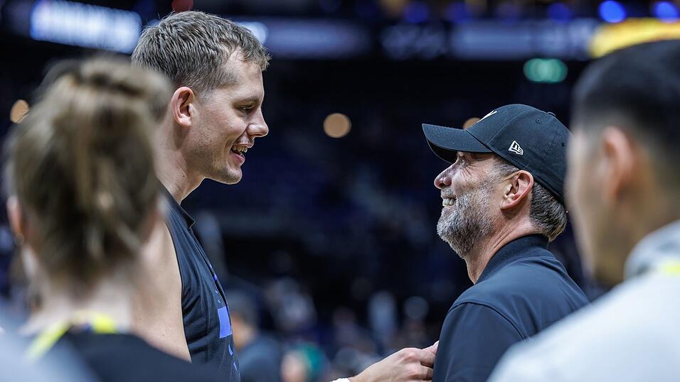 J&uuml;rgen Klopp (r) unterhielt sich mit R&uuml;ckkehrer Moritz Wagner.