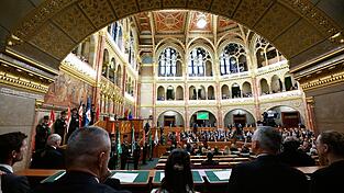 Im ungarischen Parlament sollen Abgeordnete künftig nicht länger als zwölf Jahre tätig sein können. (Archivbild) Im ungarischen Parlament sollen Abgeordnete künftig nicht länger als zwölf Jahre tätig sein können. (Archivbild)