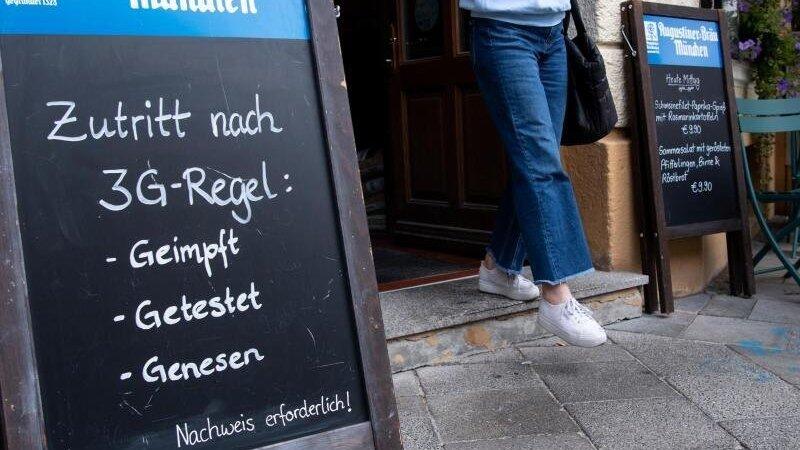Eine Tafel vor einer Gaststätte weist auf den Zutritt nach 3G-Regel hin.